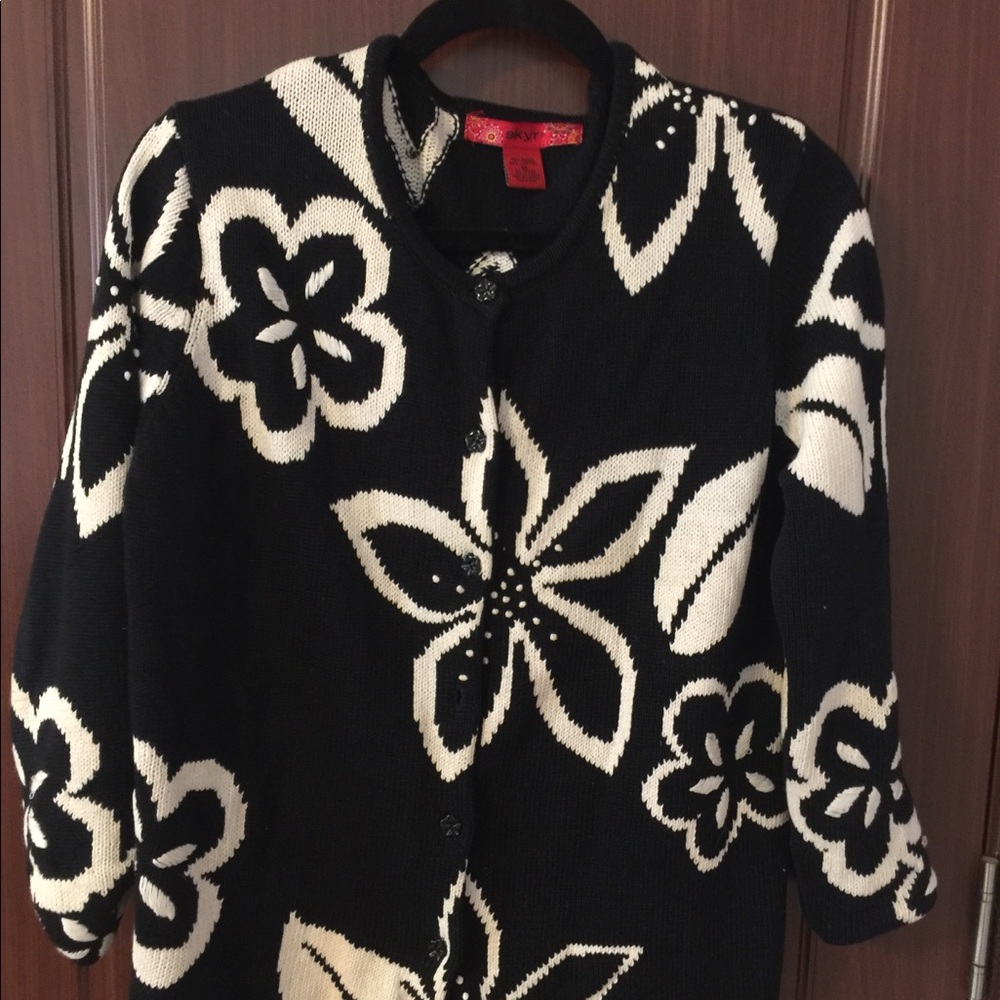 Sweater black with white design